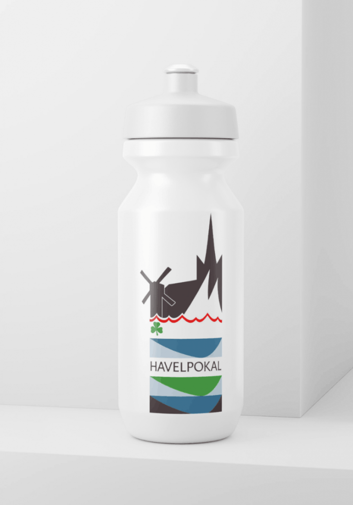 weiße Trinkflasche, bedruckt mit Grafik Design aus dem Sportevent-Branding von Silja Wolff mit grafischen Flächen und Event-Logo oben in der Mitte