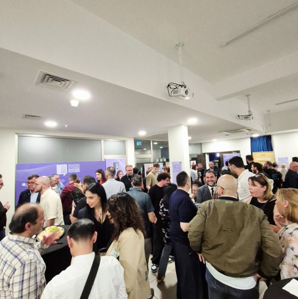 Menschen bei der Ausstellungseröffnung des Grafik Design Confest Graphic Stories Cyprus 2026