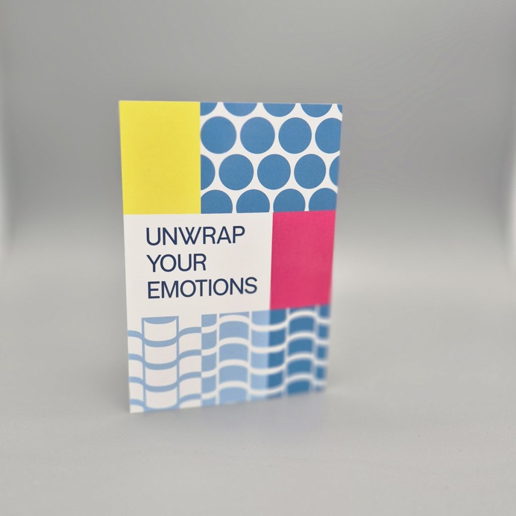 Brand Design umgesetzt als farbstarke Akzente und Muster im Rasterlayout auf einer postkarte, ergänzt von dem Text unwrap your emotions