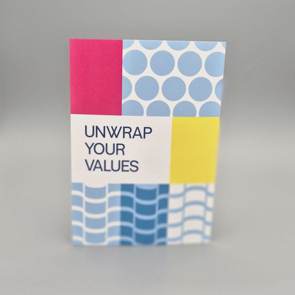 Brand Design umgesetzt als farbstarke Akzente und Muster im Rasterlayout auf einer postkarte, ergänzt von dem Text unwrap your values